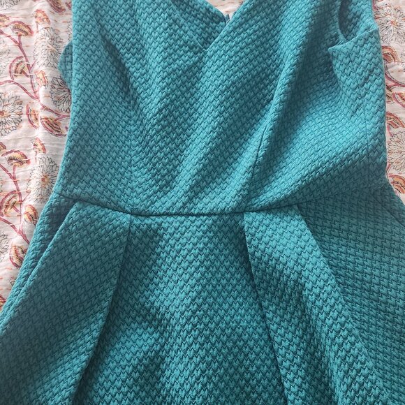 Green sleeves dress with heart pattern - Picture 5 of 7